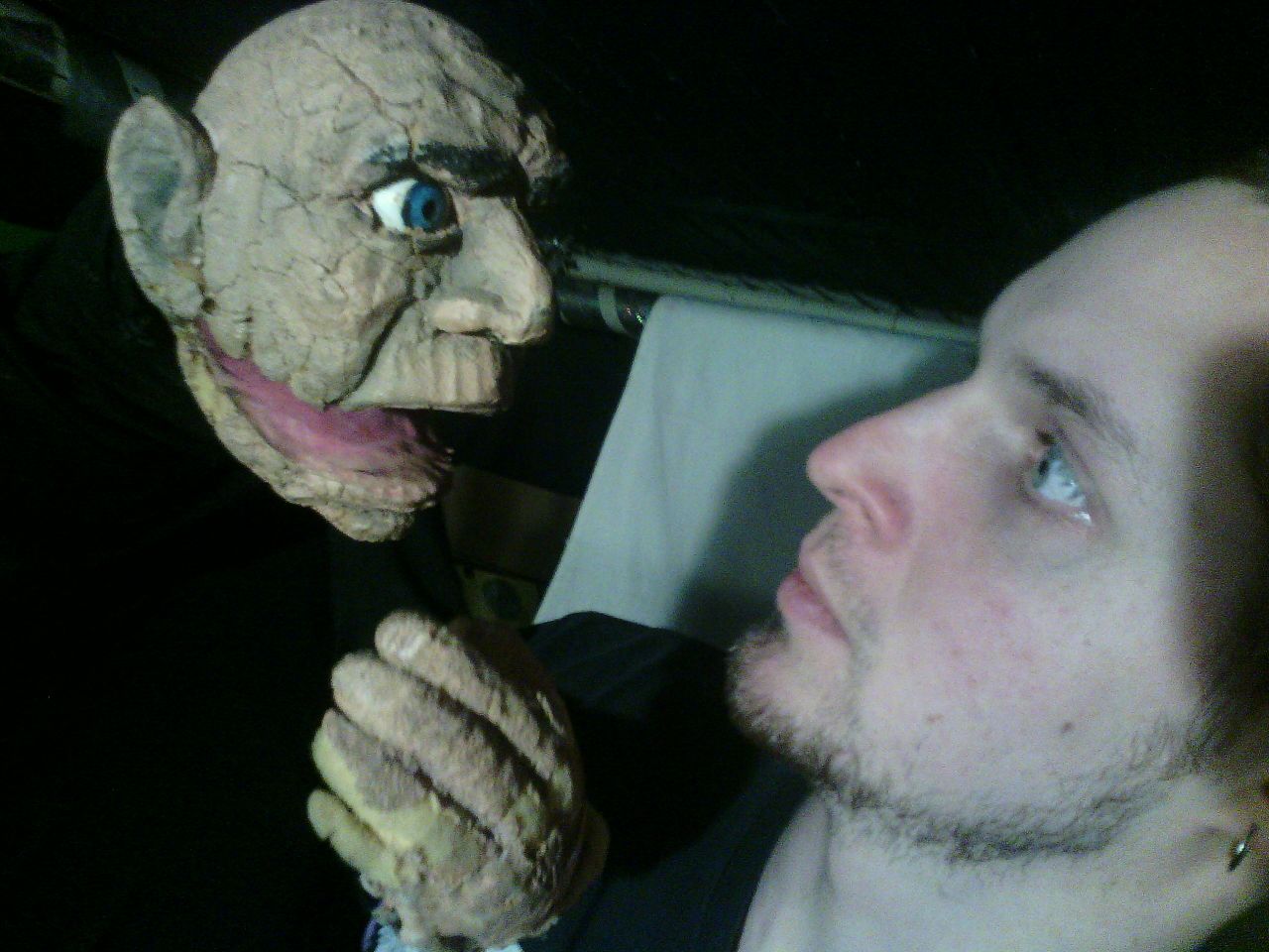 Konrad Schreier mit einer Puppe